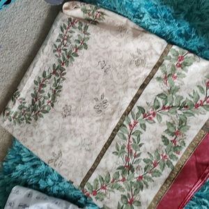 52 x 68 fashion industries Christmas tablecloth holliberries